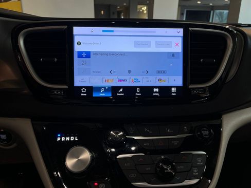 Used 2024 Chrysler Pacifica Touring-L image 20