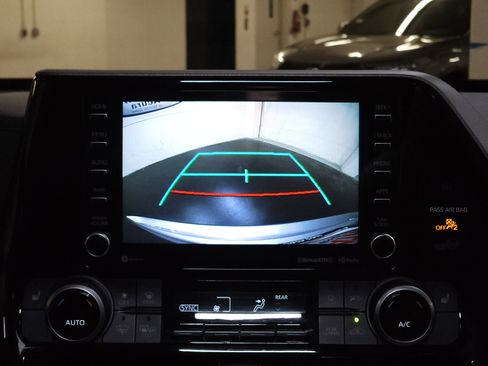 Used 2020 Toyota Highlander XLE image 29