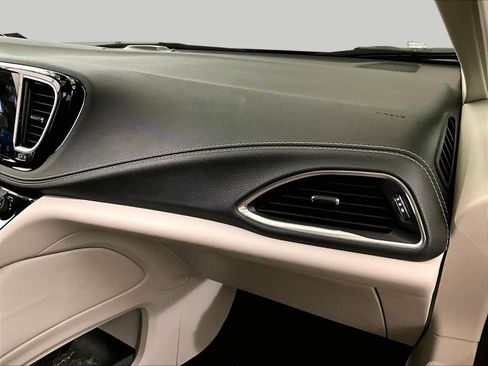 Used 2021 Chrysler Pacifica Limited FWD image 15