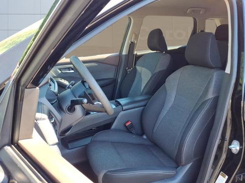 Used 2023 Nissan Rogue SV image 3