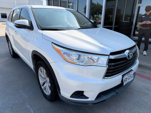 Used 2016 Toyota Highlander LE FWD image 3