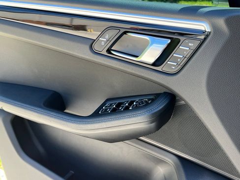 Certified 2023 Porsche Macan AWD/4WD image 32