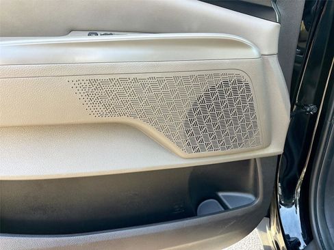 Used 2025 Kia Carnival FWD image 19