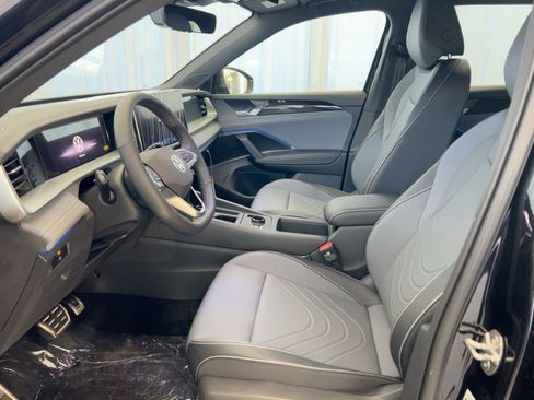 New 2026 Volkswagen Tiguan SE R-Line image 5