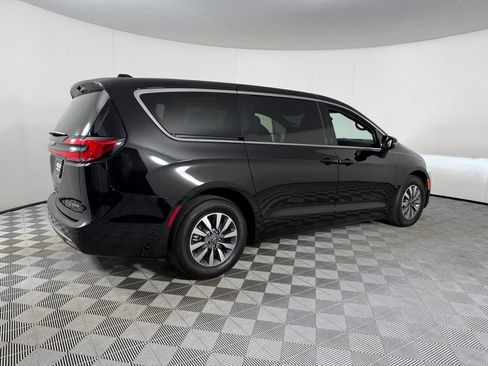 Used 2025 Chrysler Pacifica Select w/ Uconnect Theater Family Group FWD image 7