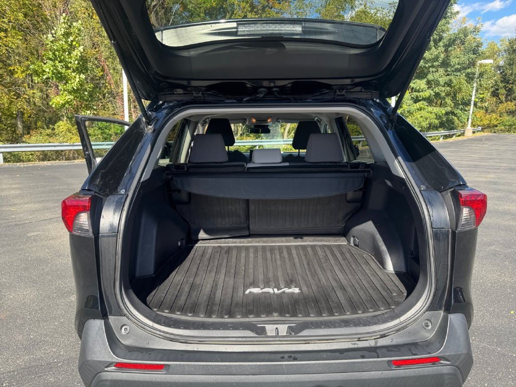 Used 2021 Toyota RAV4 XLE AWD/4WD image 27