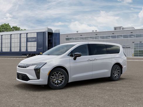 New 2027 Chrysler Pacifica Limited FWD image 2