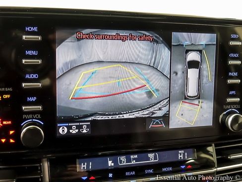 Used 2023 Toyota Sienna Platinum image 18