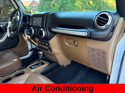 Used 2017 Jeep Wrangler Unlimited Sahara w/ Connectivity Group AWD/4WD image 25
