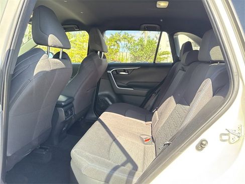 Used 2022 Toyota RAV4 SE image 8