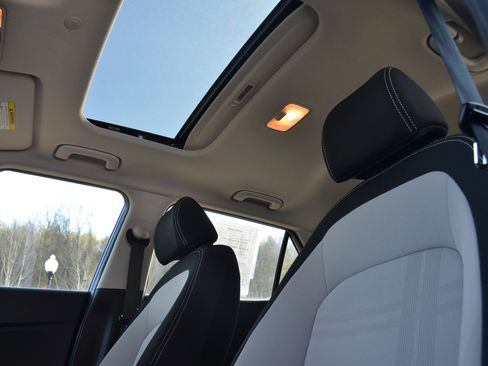 Used 2024 Hyundai Venue SEL image 16