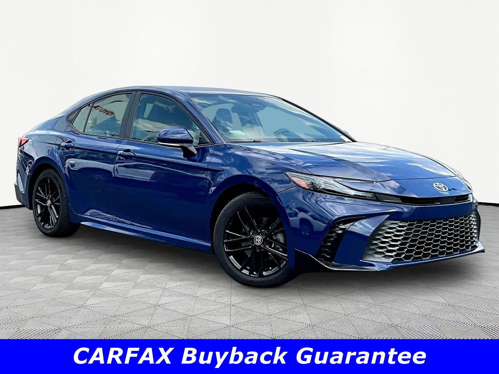 Used 2025 Toyota Camry SE FWD image 3