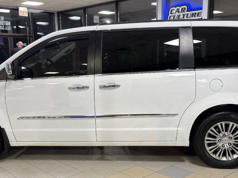 Used 2016 Chrysler Town & Country Touring-L image 11