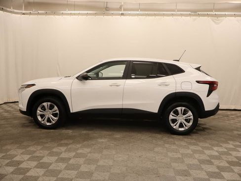 Used 2025 Chevrolet Trax LS FWD image 2