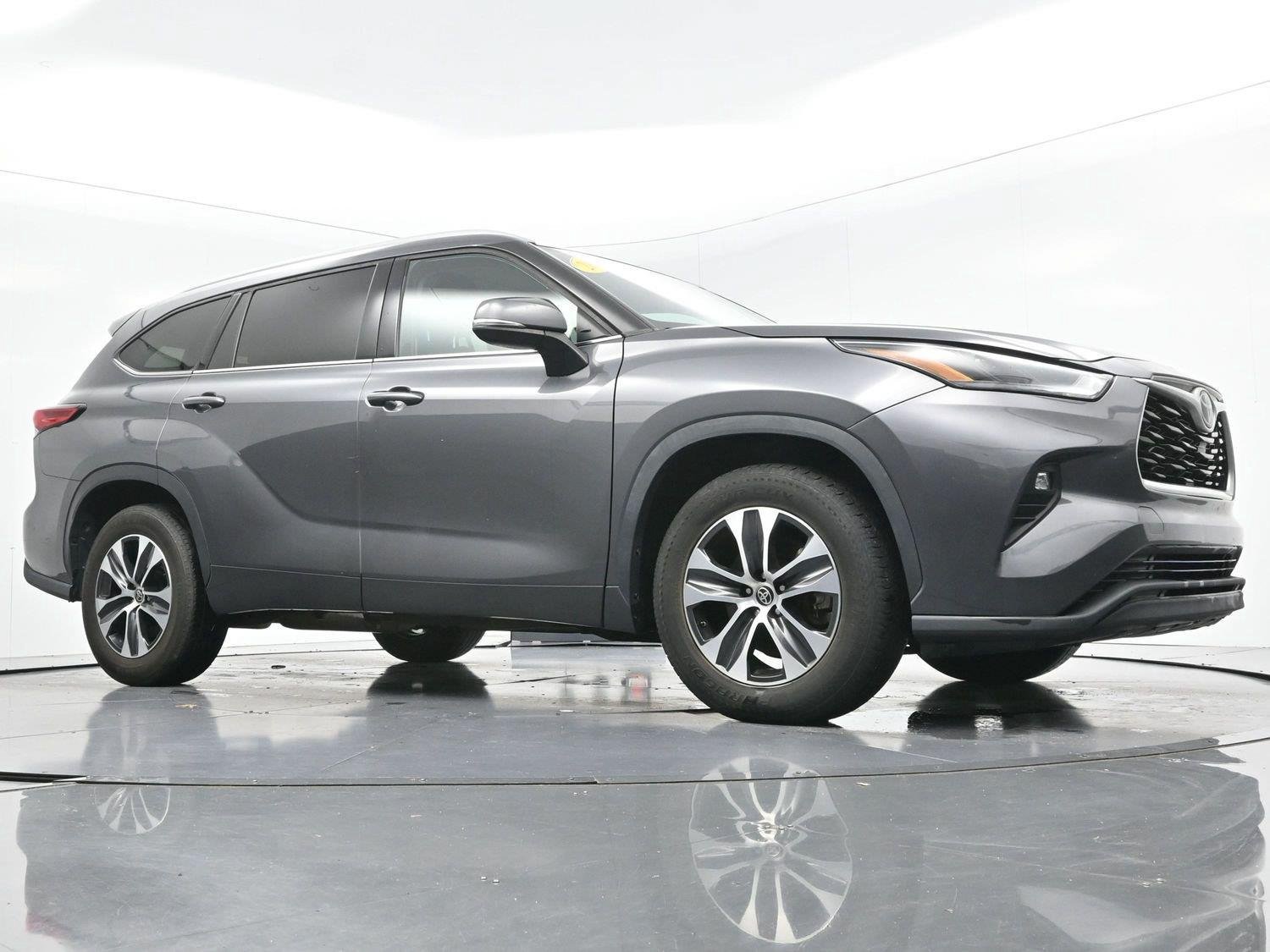 Used 2022 Toyota Highlander XLE FWD image 52