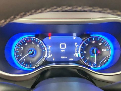 Used 2023 Chrysler Pacifica Touring-L FWD image 23