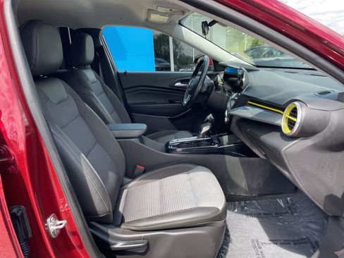 Used 2025 Chevrolet Trax LT w/ LT Convenience Package image 25