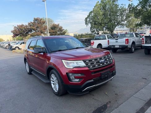 Used 2017 Ford Explorer XLT w/ Equipment Group 202A FWD image 2