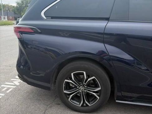 Used 2025 Toyota Sienna Platinum AWD/4WD image 6