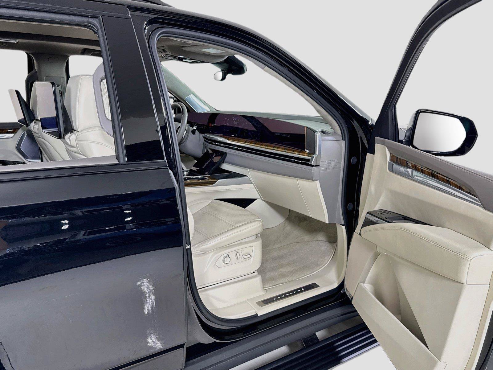 Used 2025 Cadillac Escalade Premium Luxury Platinum AWD/4WD image 34