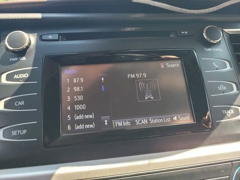 Used 2019 Toyota Highlander LE AWD/4WD image 22