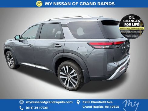 Used 2025 Nissan Pathfinder Platinum AWD/4WD image 6