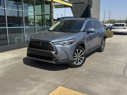 Used 2023 Toyota Corolla Cross XLE image 2