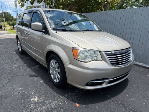 Used 2013 Chrysler Town & Country Touring FWD image 1