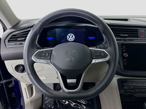 Used 2022 Volkswagen Tiguan SE w/ Panoramic Sunroof Package image 11