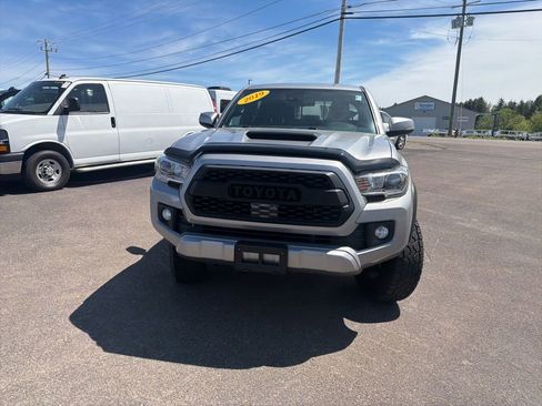 Used 2019 Toyota Tacoma TRD Sport w/ Technology Package AWD/4WD image 2