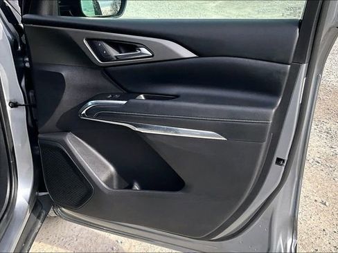 Used 2025 Chevrolet Traverse LT image 24