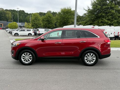 Used 2018 Kia Sorento FWD image 2
