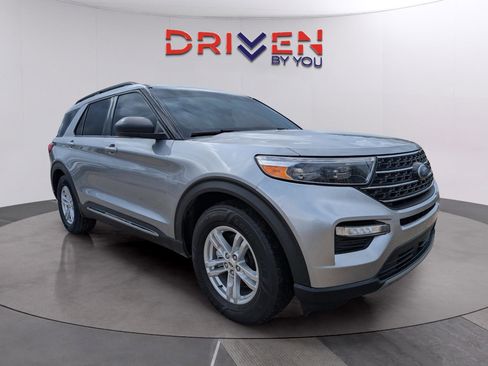 Used 2022 Ford Explorer XLT w/ Equipment Group 202A image 7