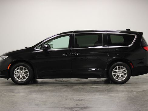 Used 2024 Chrysler Pacifica Touring-L FWD image 5