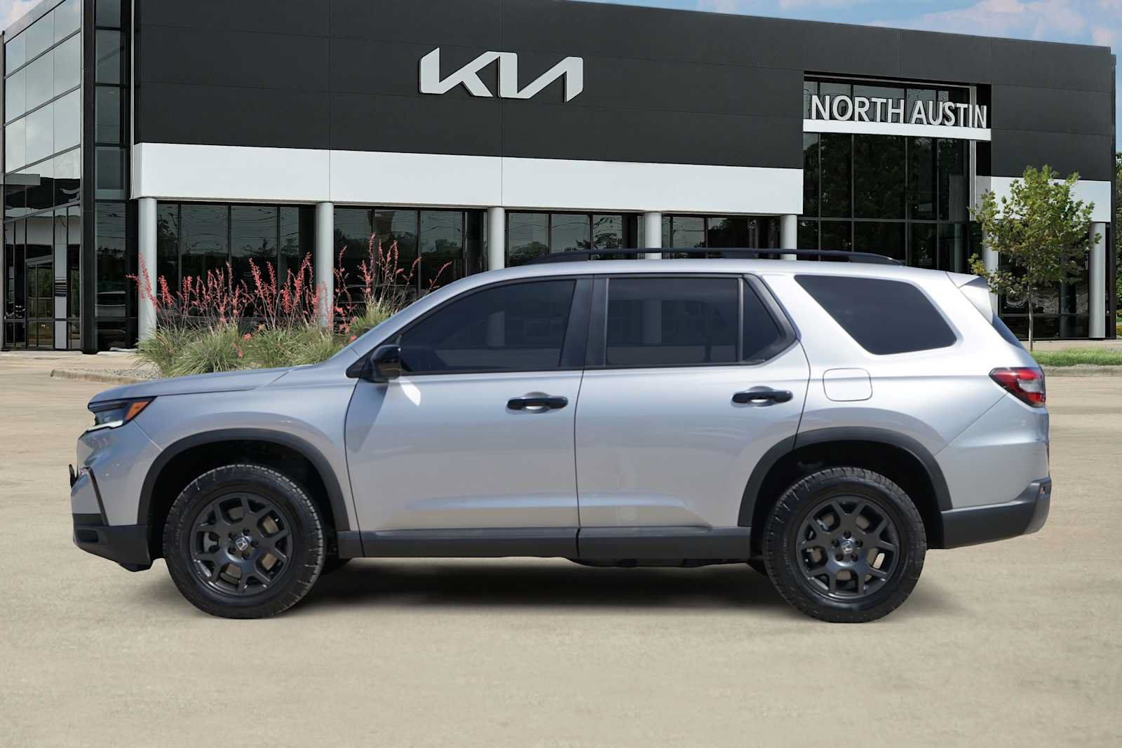 Used 2025 Honda Pilot TrailSport image 3