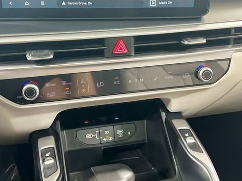 Used 2024 Kia Sorento S w/ Panoramic Sunroof Package image 16