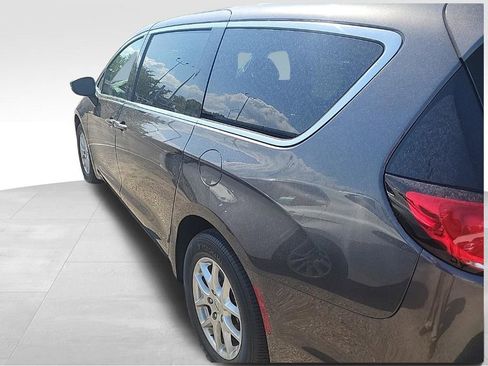 Used 2023 Chrysler Pacifica Touring-L FWD image 20