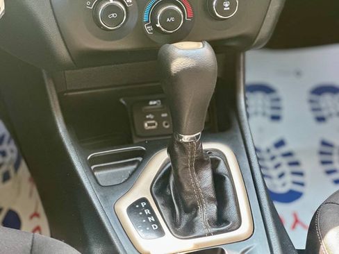 Used 2016 Jeep Cherokee Sport FWD image 10