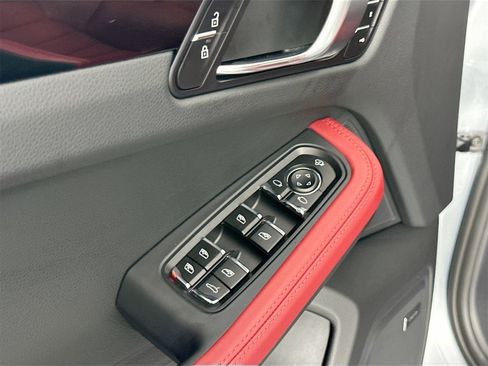 Certified 2025 Porsche Macan image 32