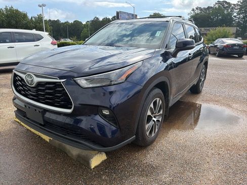 Used 2023 Toyota Highlander XLE FWD image 1