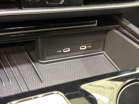 Used 2025 Volkswagen Atlas SE image 27