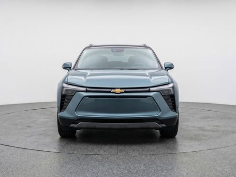 Used 2025 Chevrolet Blazer LT FWD image 2