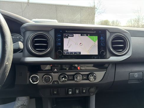 Used 2018 Toyota Tacoma TRD Sport image 25