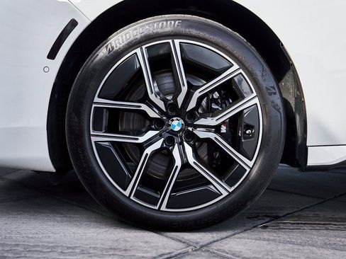 Used 2025 BMW 760i xDrive w/ Premium Package image 3