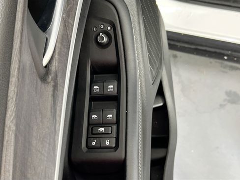 Used 2023 Jeep Grand Cherokee Limited w/ Black Appearance Package AWD/4WD image 18
