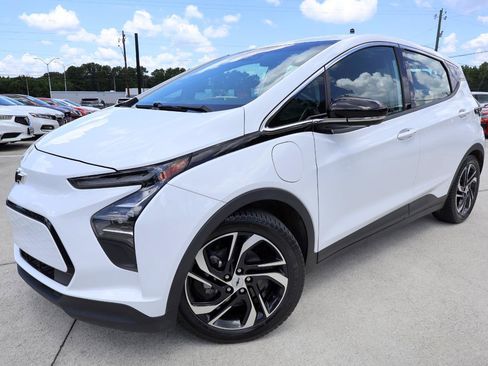 Used 2022 Chevrolet Bolt LT w/ Infotainment Package FWD image 2