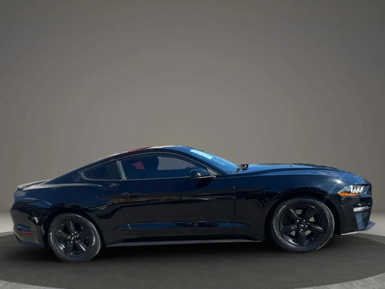 Used 2018 Ford Mustang Coupe RWD image 4