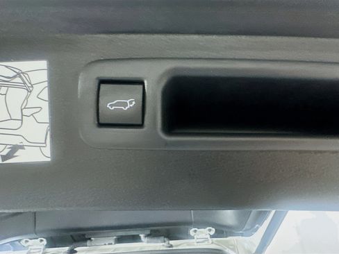 Used 2024 Toyota Highlander XLE image 32