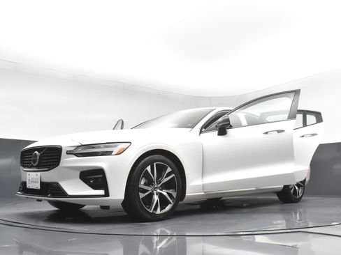 Used 2024 Volvo S60 B5 Core image 33