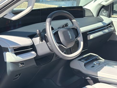 New 2026 Lincoln Navigator Reserve AWD/4WD image 16
